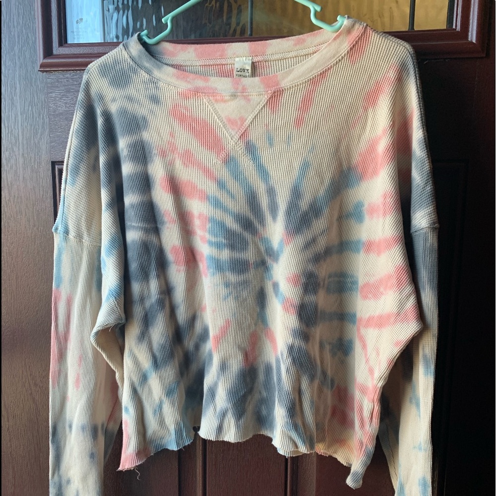 Cropped tie dye shirt. NWT.